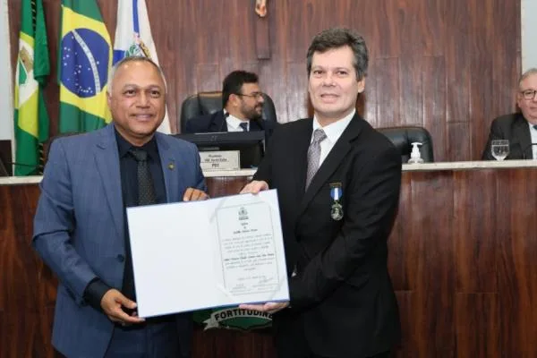 Cláudio Dias Branco é agraciado com Medalha Boticário Ferreira pela Câmara de Fortaleza
