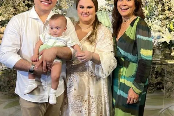 Ana Caroline Oliveira e Alan Mesquita levam Lucas à pia batismal