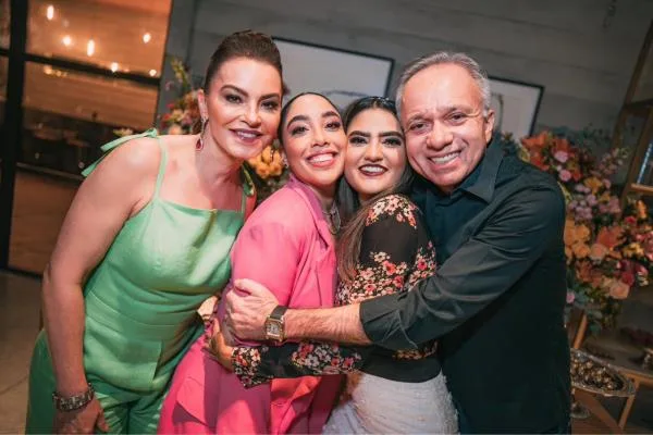 Marine Praciano festeja a nova idade com familiares e amigos
