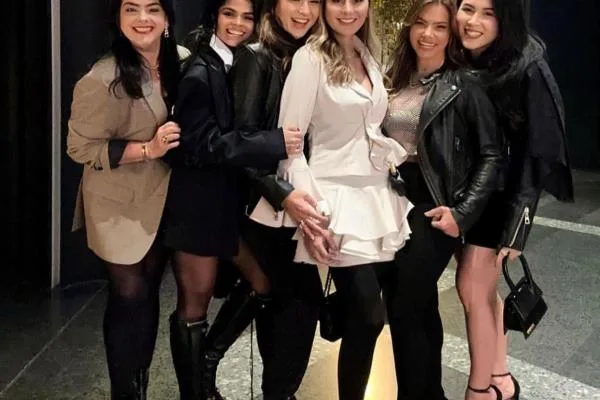 Grupo das “Tops” embarca para temporada em Paris