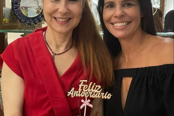 Paula Barreira recebe em seu endereço para celebrar a nova idade de Ticiana Oliveira