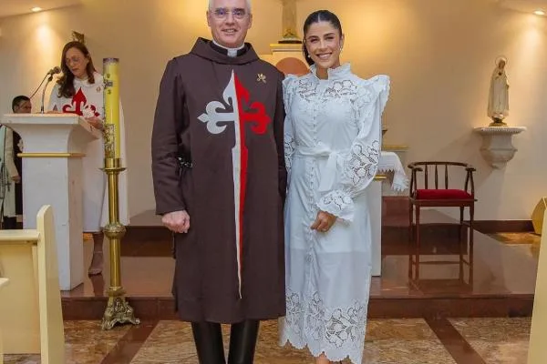Clarissa Aguiar comemora bênção sacramental tripla