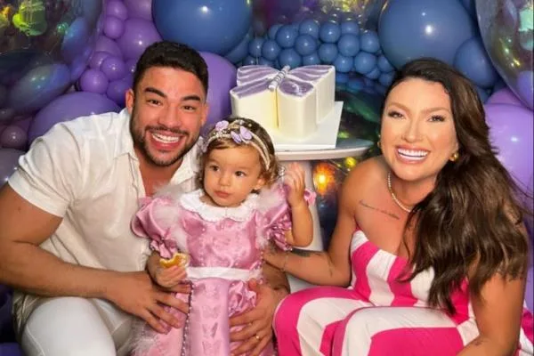 Thayse Teixeira e Leonardo Meireles assopram as duas velinhas da filha Maria Tereza