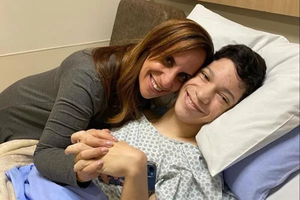 Kamila Cardoso agradece orações pelo filho após cirurgia