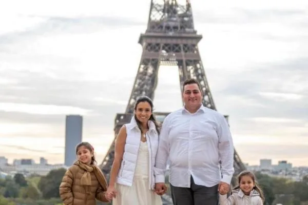 Tatiana e Thiago Barreira curtem temporada de férias na Europa com as filhas