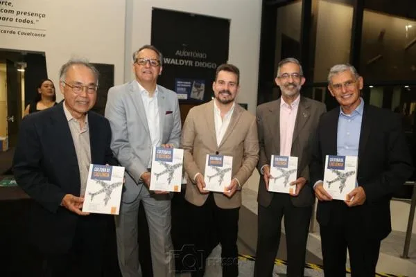 Livro "Cultura de Excelência – Reflexões sobre o sucesso da Embraer" é lançado em noite de frisson