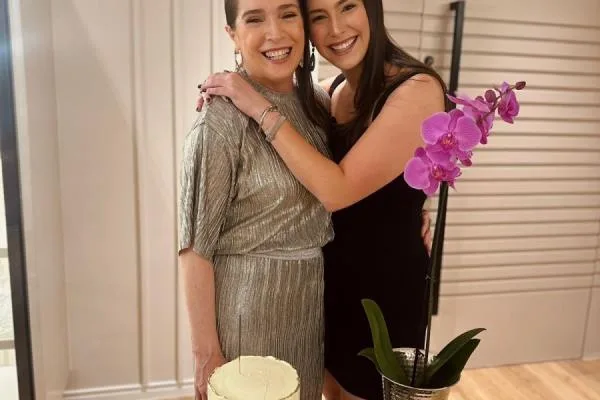 Adriana Teixeira recebe turma de amigas para celebrar a nova idade