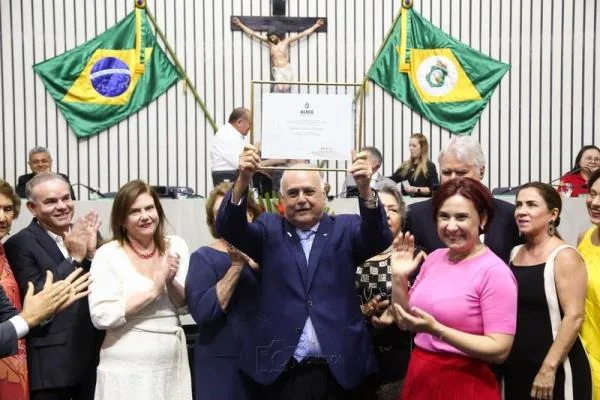 Assembleia Legislativa do Ceará homenageia Roberto Pessoa e Emape Alimentos