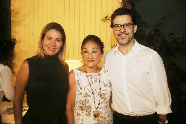 Gilda Freitas lança livro "Bandas e Bundas, Ave-Maria, Amém!"