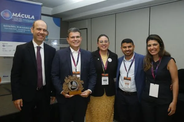 Abelardo Targino recebe homenagem da Sociedade Cearense de Oftalmologia