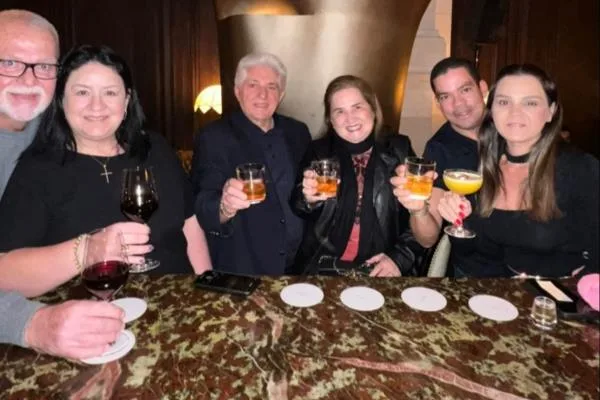 Auricélia e Deusmar Queirós celebram Bodas de Argila em Paris