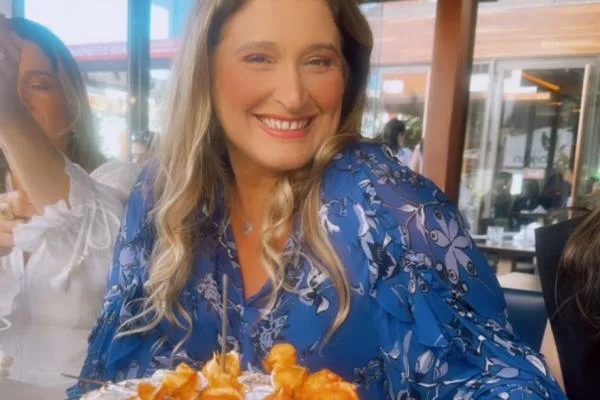 Karina Bezerra ganha o carinho e os parabéns de turma de amigas