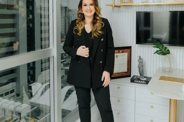 Dra. Eduarda Diógenes recebe prêmio Top of Mind Brazil na categoria Harmonização Facial 2023