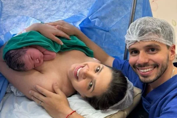 Camille e Edmar Feitosa Neto estreiam como papais com o nascimento da Isa