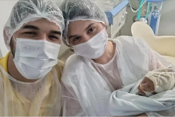 Zé Vaqueiro compartilha foto com filho caçula, que nasceu com má-formação congênita