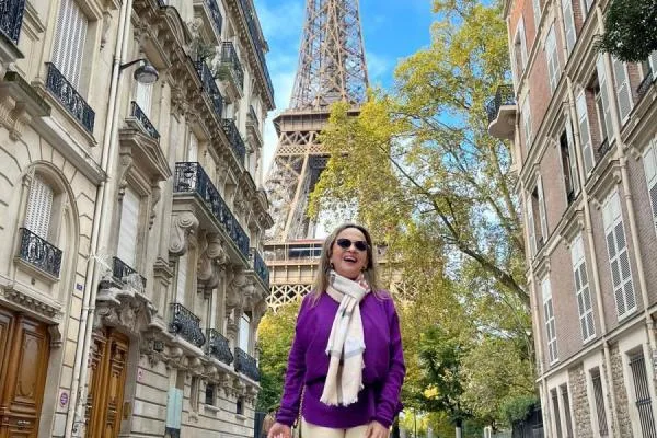 Lara Maia curte temporada na França com a família