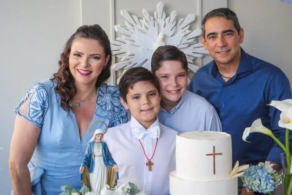 Christianny Diógenes e Will Maranhão celebram a Primeira Eucaristia do caçula, Levi