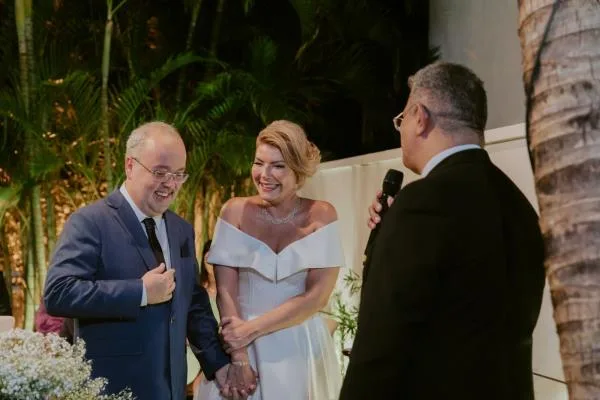 Em noite intimista e de muito amor, Luciana Madruga e Samuel Arruda celebram a união