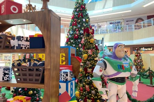 Decorações exclusivas de Natal com tema Toy Story chegam aos shoppings RioMar em Fortaleza