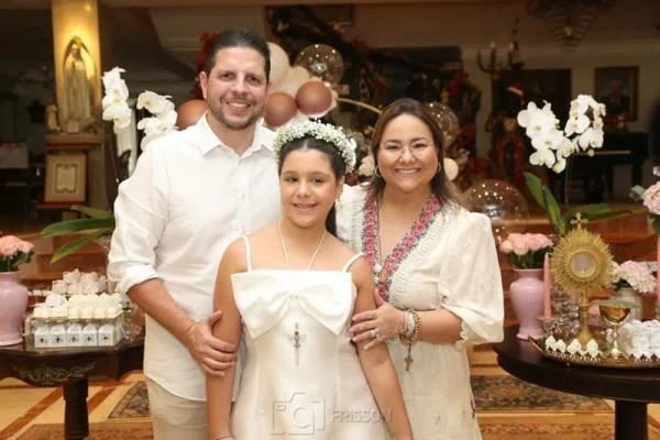 Mayara e Homero Silva celebram a primeira eucaristia da filha, Maria Eduarda