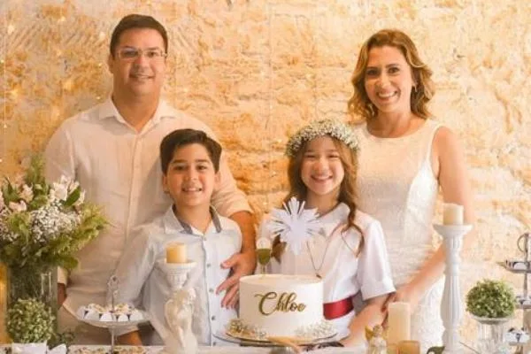 Chloe Saboia comemora a Primeira Eucaristia ao lado da família