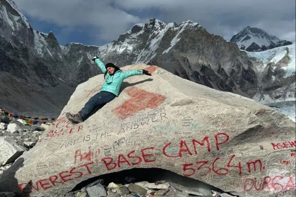 Rebecca e Beatriz Albuquerque em temporada de trekking com grupo por Nepal