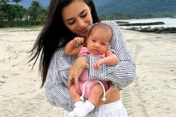 A influenciadora Bruna Biancardi mostrou sua filha com Neymar Jr pela primeira vez na praia