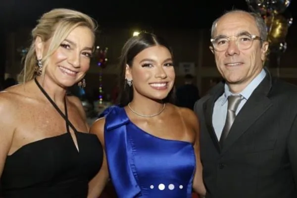 Lissa emociona os pais, Louise e Betinho Santos, em sua formatura
