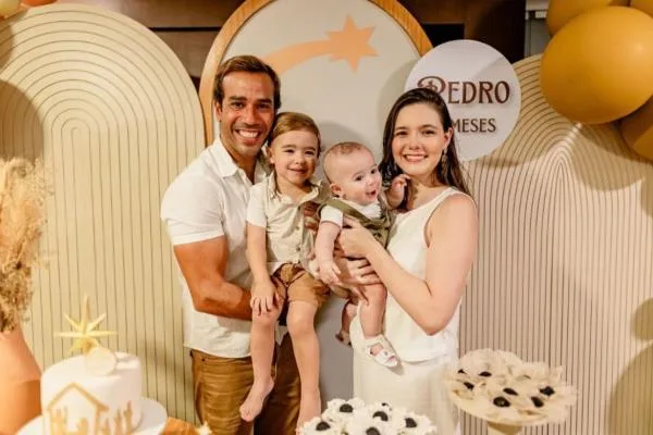 Andressa Menezes e Rafael Studart festejam quinto mesversário de Pedro