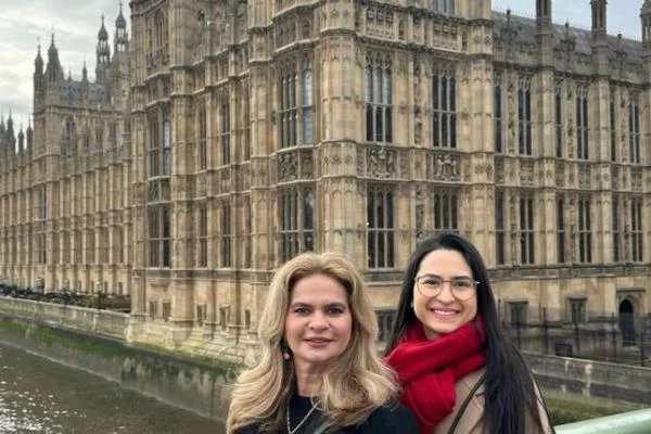 Germana Wanderley curte férias em Londres ao lado da filha Livia Cavalcante