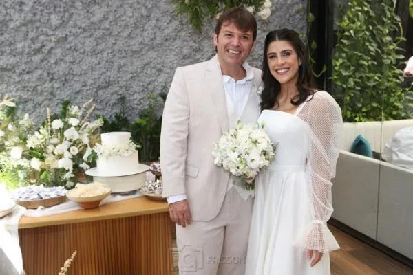 Clarissa Aguiar e Paulo Porto sobem ao altar e selam sua aliança em Deus após 10 anos de casamento