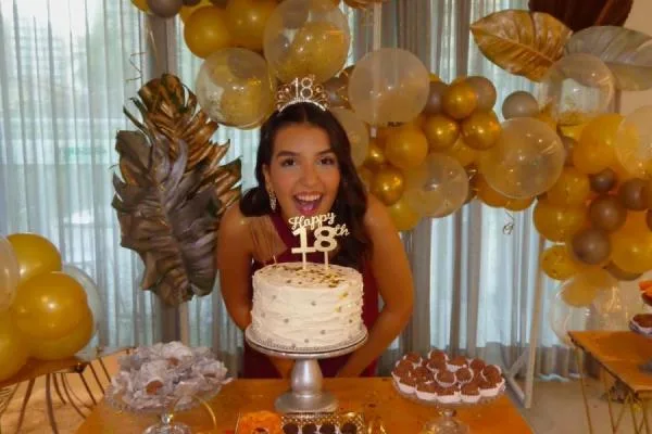 Maria Eduarda Mota comemora 18 anos com familiares e amigos