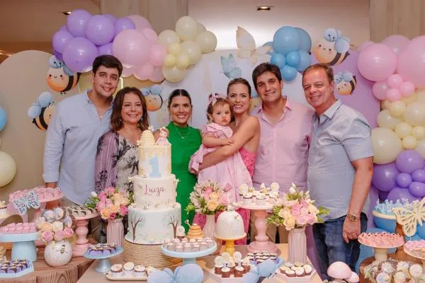 Beatriz e Wagner Teixeira assopram a primeira velinha da filha Luiza
