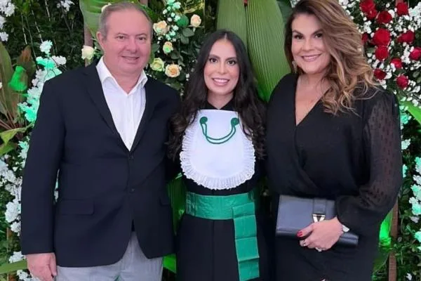 Luiza Gurgel celebra formatura em Medicina com os mais queridos