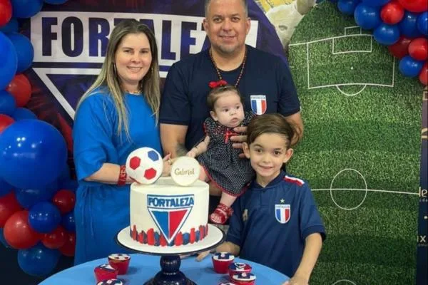 Com temática de Fortaleza, Adriana e Raphael Loureiro cantam parabéns para o filho Gabriel