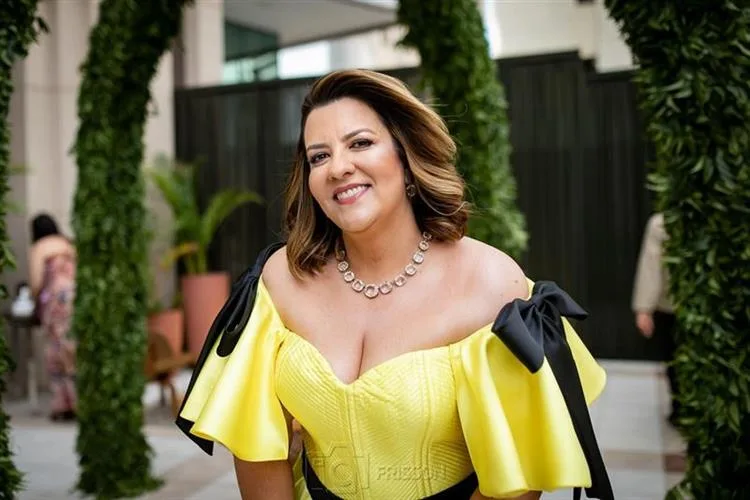 Claudia Majela brinda a nova idade entre amigos e familiares
