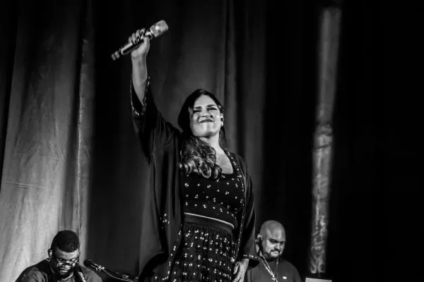 Rita Gomes encanta com turnê de tributo, trazendo sua voz aos clássicos do país