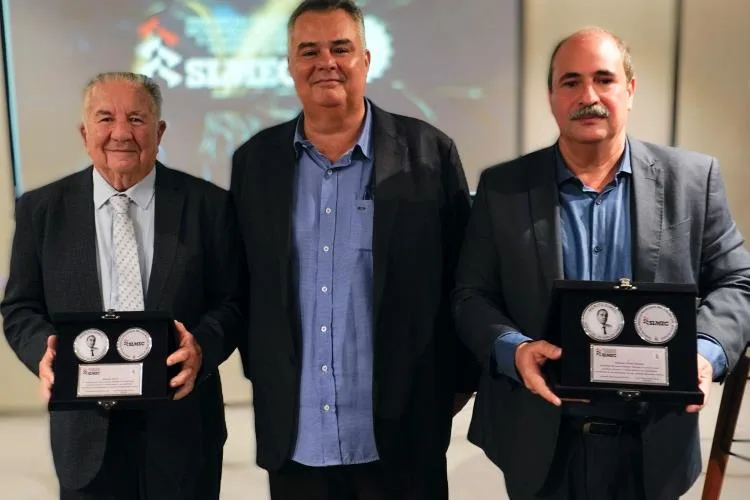SIMEC entrega a comenda “Mérito SIMEC” para Ariosto Holanda e Maragton Linard