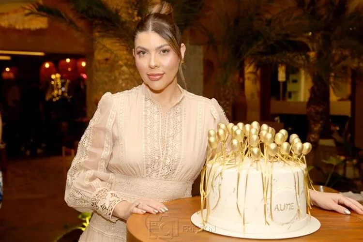 Aline Morais comemora entrada nas quatro décadas e noite especial