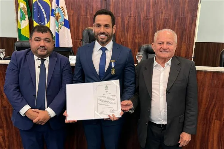 Rafael Sá recebe a Medalha Boticário Ferreira em solenidade na Câmara de Fortaleza