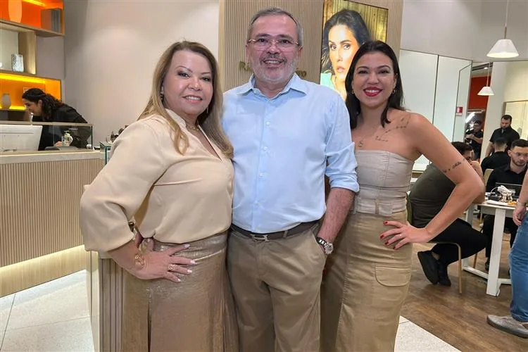 CL Joias completa 1 ano de loja e brinda em confraternização com amigos e clientes