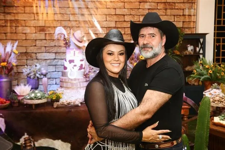 Irla Barbosa celebra a nova idade entre familiares e amigos