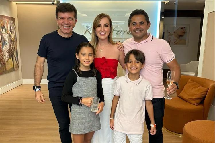 Kaline Ferraz brinda a nova idade em comemoração surpresa
