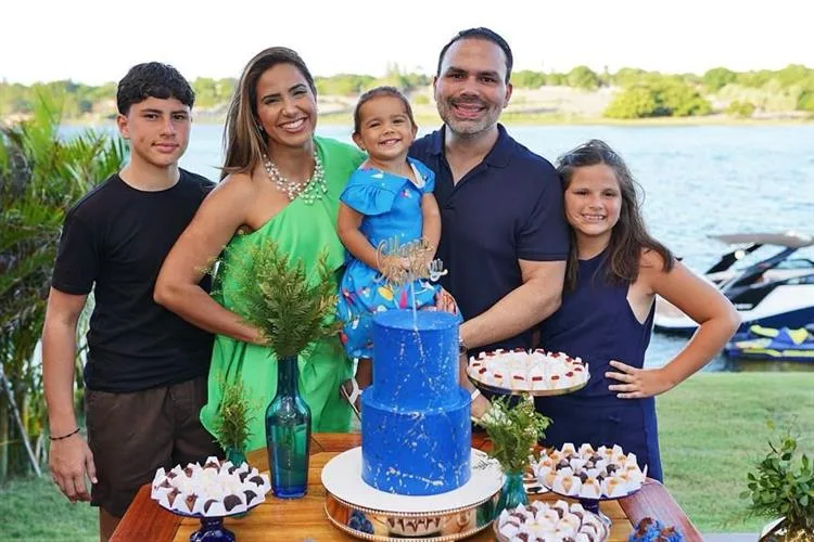 Fernando Guanabara reúne amigos e celebra nova idade na Lagoa do Uruaú