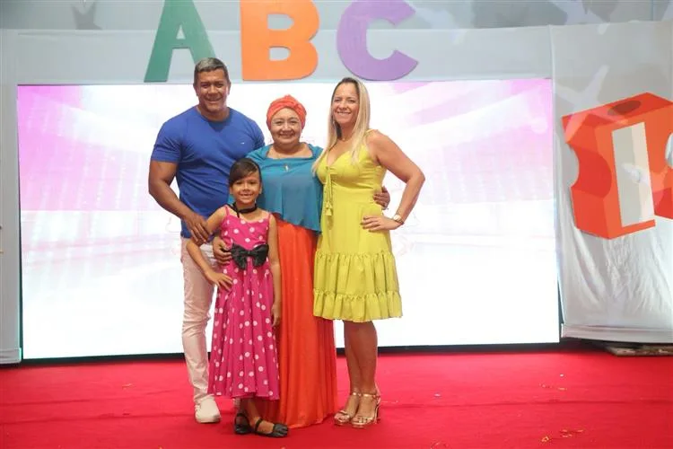 Jocy e Geovanne Jinkings comemoram festa escolar da filha Giulia