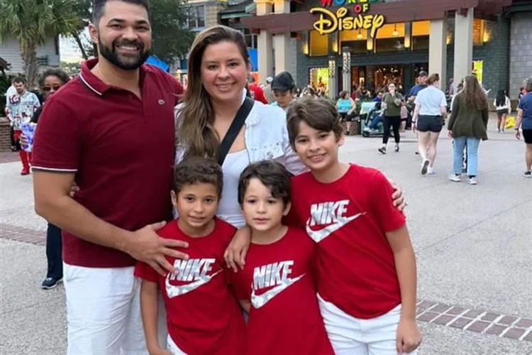 Camila Ximenes e Jacob Stevenson curtem festas de fim de ano em Orlando com os filhos