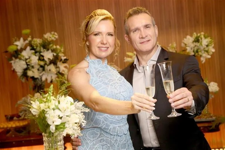 Vivianne e Moacir Bezerra celebram as Bodas de Prata em festa com familiares e amigos