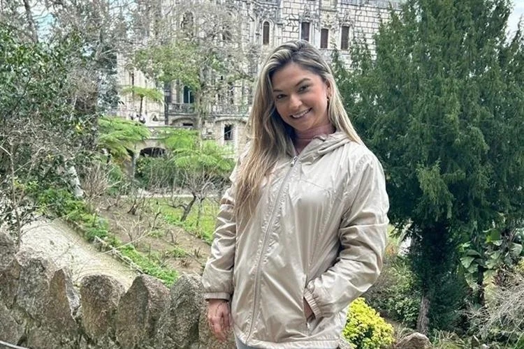 Cinthya Jordão curte férias com a família em Portugal