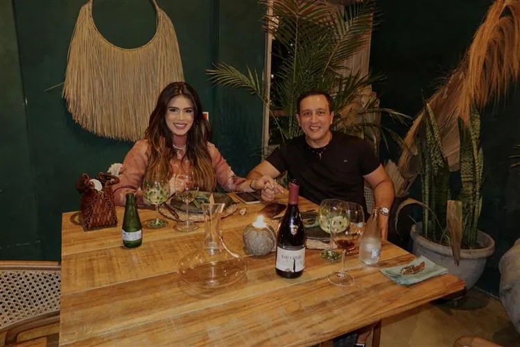 Natália e Viana Júnior brindam 2024 em Trancoso