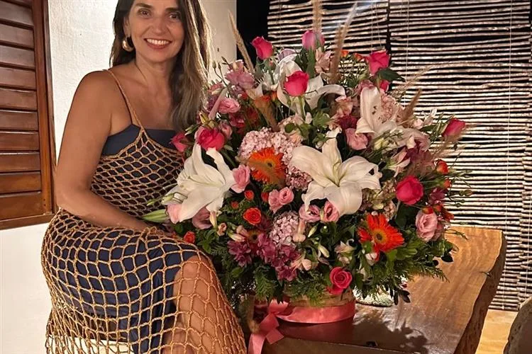 Márcia Travessoni celebra passagem pela folhinha na paradisíaca praia de Moitas